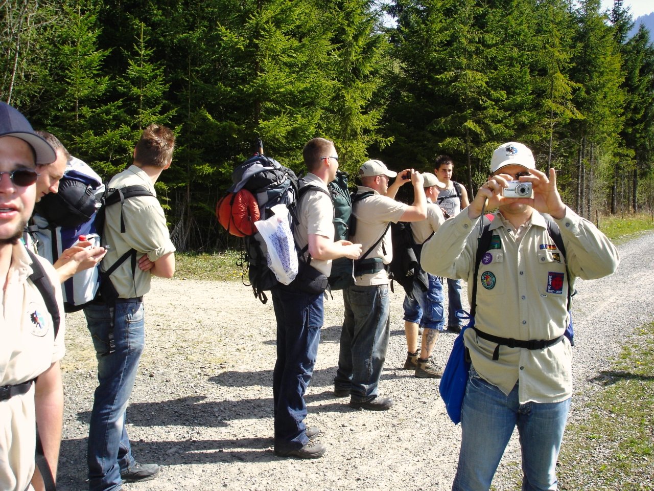 Pfadfinder bei einer Wanderung im Wald