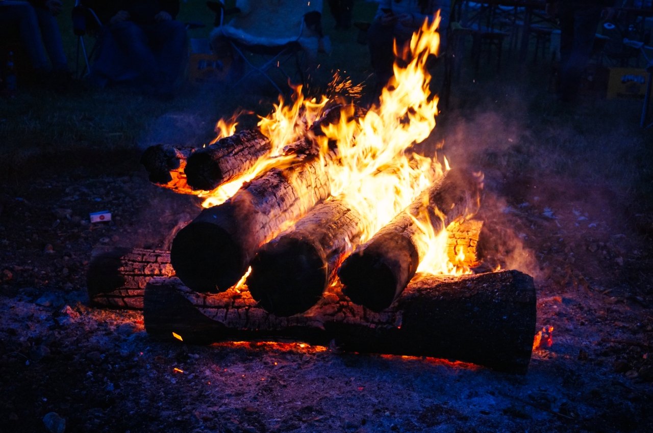 Lagerfeuer beim Zeltlager